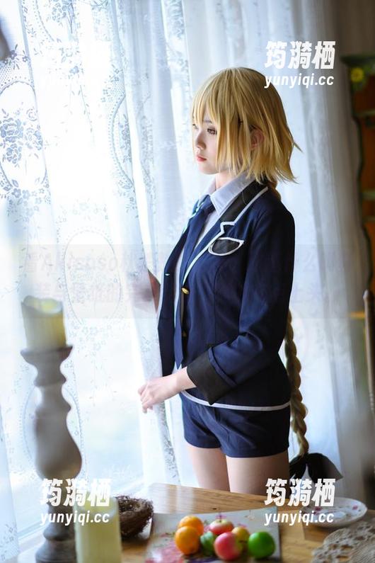 看Akisoso秋楚楚的写真，知道什么叫套装与壁纸的完美结合，真的有点上头。
