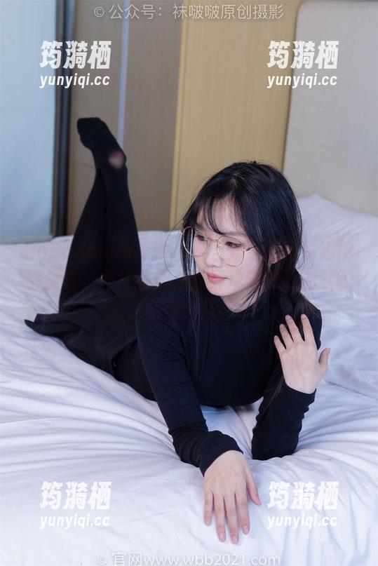 BoBoSocks袜啵啵 - 当奶油遇上踩脚裤裤里丝，产生的照片简直是潮流与幽默的完美结合！