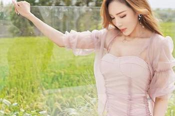 Feilin嗲囡囡 – 方绮言Ayaka的写真：灰丝与壁纸的完美邂逅，让你爱上这种平淡的美