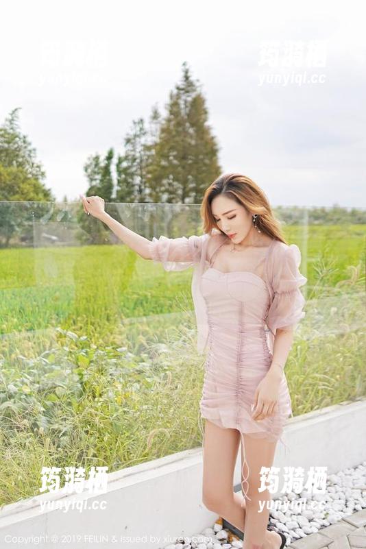 Feilin嗲囡囡 - 方绮言Ayaka的写真：灰丝与壁纸的完美邂逅，让你爱上这种平淡的美