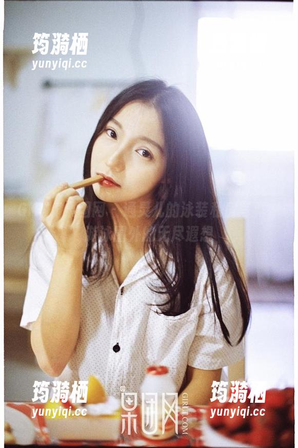GIRLT果团网 - 通灵儿的泳装私房写真，游泳圈外的无尽遐想