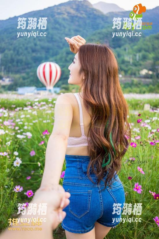 QingDouKe青豆客 - 婕西儿与牛仔裤的‘情缘’：在图库中发现无限可能！