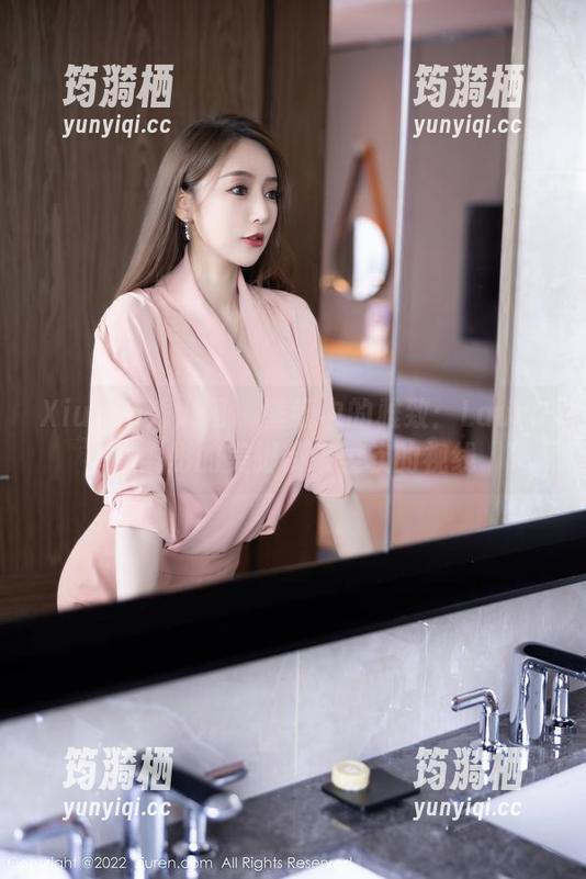 Xiuren秀人网 - 壁纸中的雅致：Laura苏雨彤的美脚带来柔软的视线