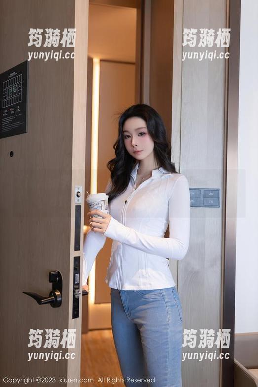 Xiuren秀人网 - 纯白装扮下的星小兔Meetu：最新写真集的背后故事