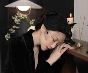Xiuren秀人网 – 在白浅浅的白丝美图里，感受那种不经意的故事感，太妙了！
