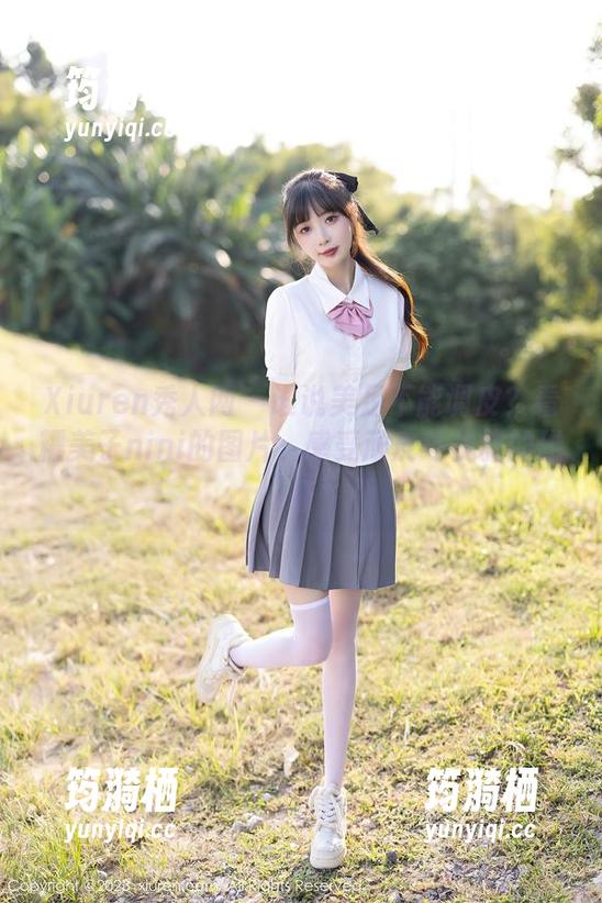 Xiuren秀人网 - 谁说美足不能调皮？看糯美子nini的图片，感受顽皮与优雅的碰撞