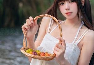 Yiko湿润兔的水边日记：随性而来的泳池写真大片
