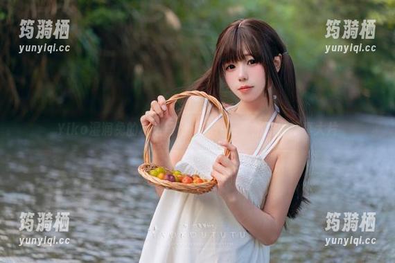Yiko湿润兔的水边日记：随性而来的泳池写真大片