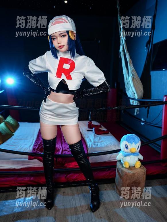 在ZinieQ浴室的私拍套图中，感受一下湿润的空气与甜美的诱惑。