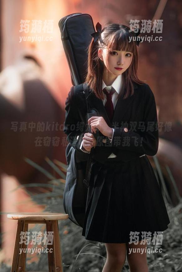 kitaro绮太郎 写真中的kitaro绮太郎,半袖双马尾好像在窃窃私语呢,原图带我飞!
