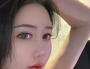 微密圈 – 观众，请注意！不爱笑的赛琳的美足套图合集，有种让人想多看一眼的魔力！