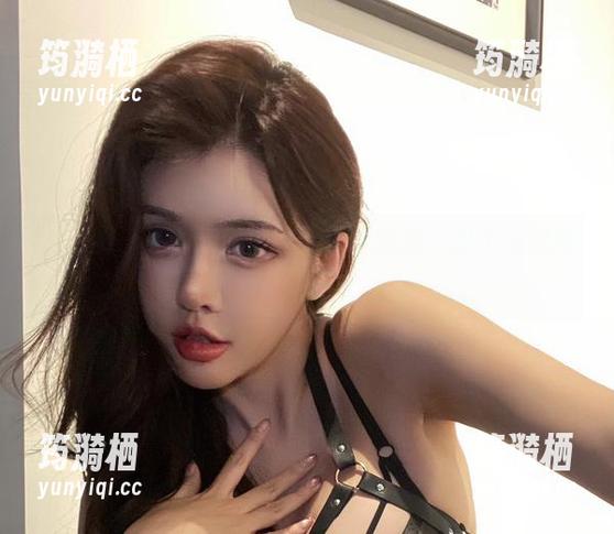 微密圈 - 高清原图里的于芷晴美脚，忍不住想蹭一蹭！