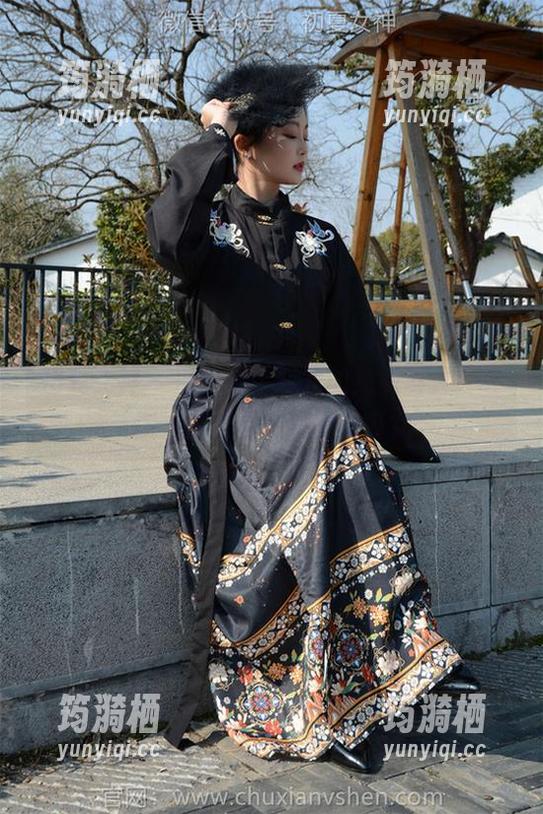 初夏女神 - 别眨眼！双双的免费写真，让你一次看个够的旗袍少女