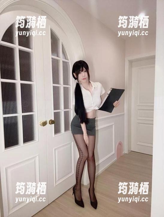 微密圈 - 十万口草莓粥粥透明最新套图：你以为你看得透，结果她早就看穿你了。