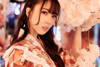 嗲囡囡 – 小蛮妖Yummy女仆版高清写真：快来见证她在吸尘时的优雅姿势！