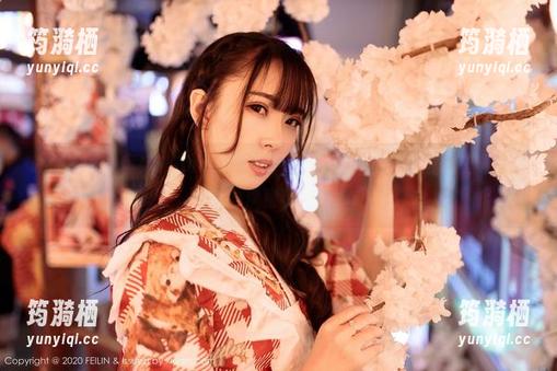 嗲囡囡 - 小蛮妖Yummy女仆版高清写真：快来见证她在吸尘时的优雅姿势！