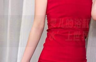 头条女神 – 探秘娜依灵儿的浴缸：体验美图与图包的‘水’上世界！