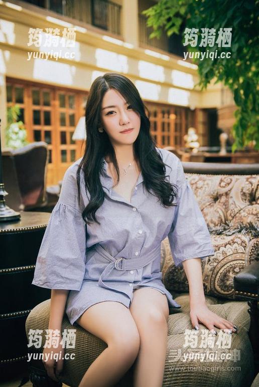 头条女神 - 私拍与油亮的奇妙结合：易阳图集里的每个瞬间都有故事。