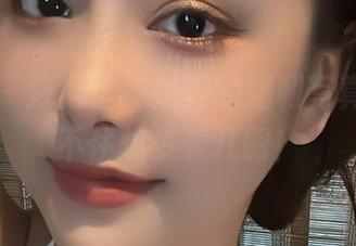 微密圈 – 泳池里，奶雯的福利写真让人忍不住想多看几眼！