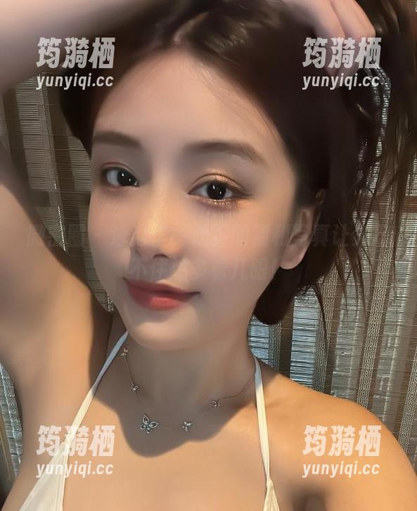 微密圈 - 泳池里，奶雯的福利写真让人忍不住想多看几眼！