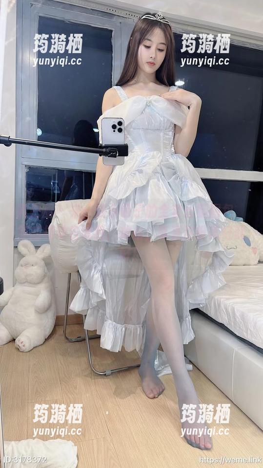 小萌子 微密圈 - 来一波小萌子的全套长腿图包,腿的摆动告诉我:放松,享受这份美好就好!