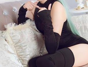 高清图片中的小野妹子w，洛丽塔风格更像是梦中情境。