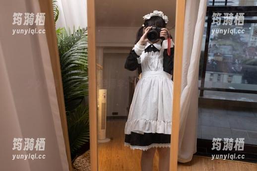 少女秩序 - 小葵与黑色雨伞：细腻瞬间的写真图包大揭秘