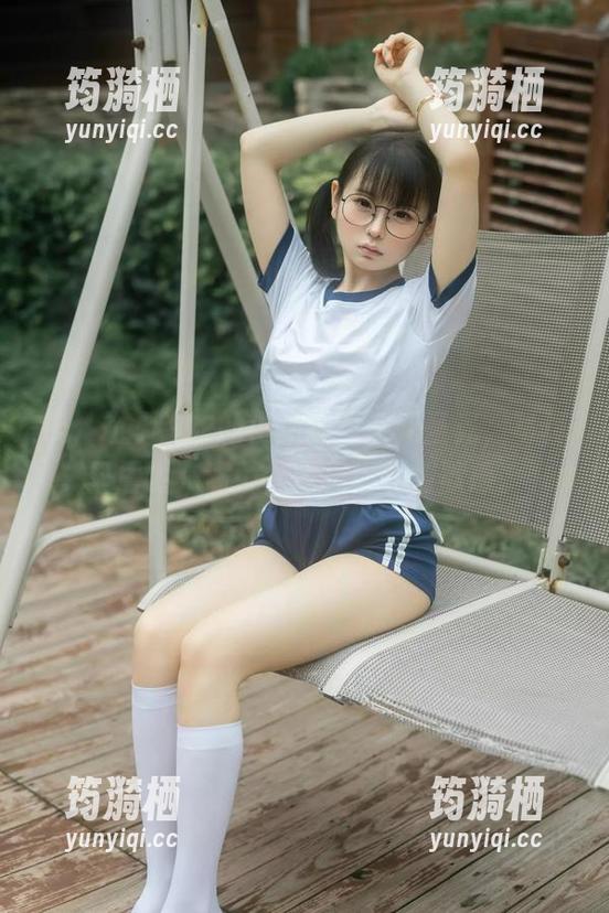 噢，幼水铃衣的小猫猫竟然无圣光，写真里居然充满了惺惺相惜的幽默感。