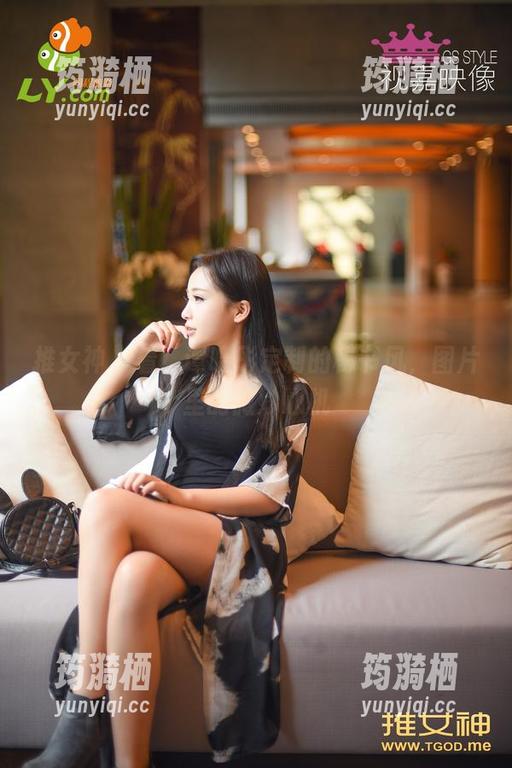 推女神 - 看！谭晓彤定制的秘书风，图片里的微妙心机