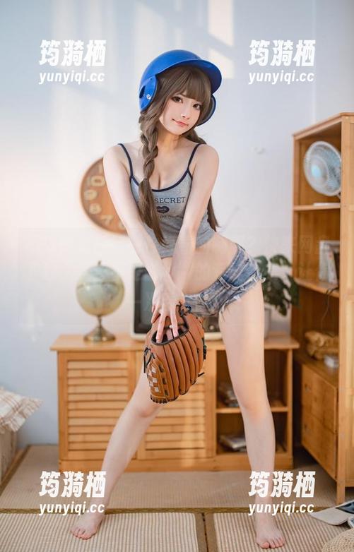 不想错过任何一件好看的制服？快来网盘下载“是三不是世w”的专属合集，让你一次看个够！