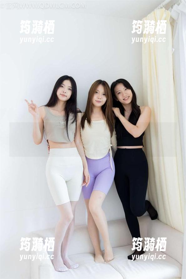 物恋传媒 - 小茶的圣诞魔法：写真合集带你走进色彩和暧昧的混乱中