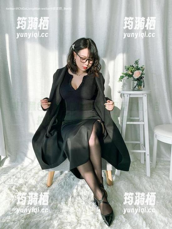看！黑色高岭里的皮皮奶可可爱了啦，自拍姿势堪比模特！美图满分