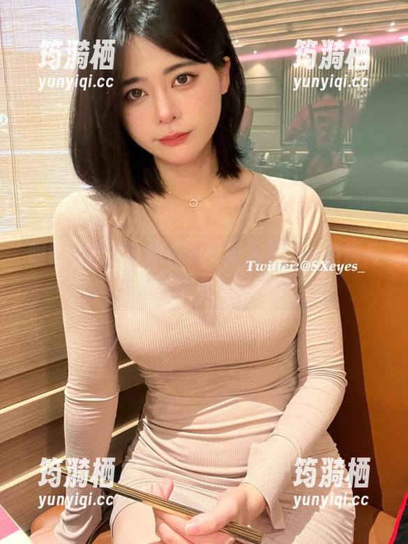 眼酱大魔王w的白衬衫时光机：一组照片合集里的不经意瞬间