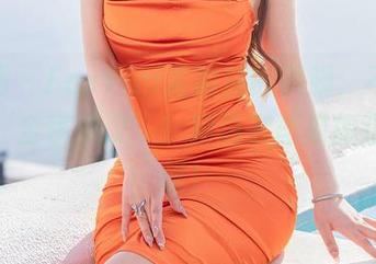 秀人网 – FoxYini孟狐狸的美脚，不小心成了‘全民热议’！精选套图来得正是时候！