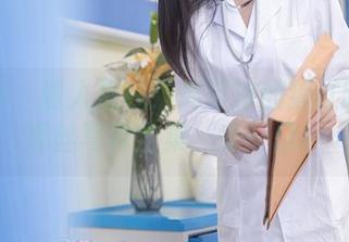 秀人网 – 诱人视线：周慕汐的猩红睡衣与黑丝写真全集，来一口！