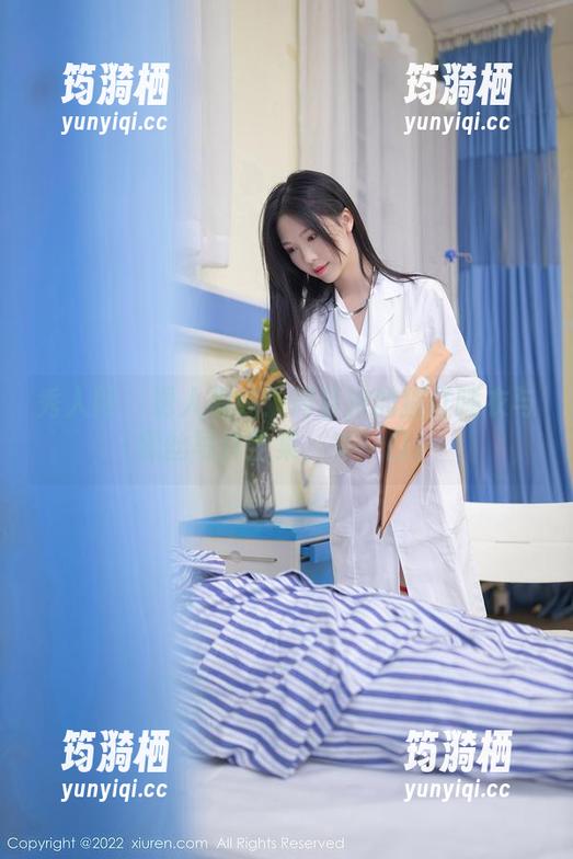秀人网 - 诱人视线：周慕汐的猩红睡衣与黑丝写真全集，来一口！