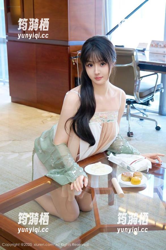 秀人网 - 圆圆酱的私房写真：当你说她是我的女友，旁边的眼神那一脸懵逼。