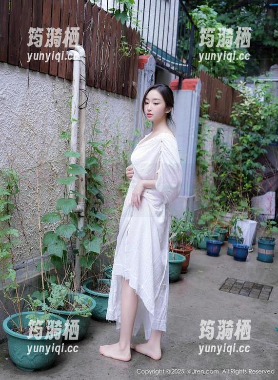秀人网 - 容容容Alice日常图集大揭秘，原图里的小惊喜等着你！