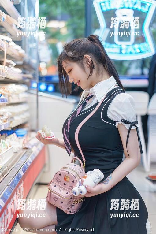 秀人网 - 翻开苏曼兮的死库水画册，图片里藏着的那些小心思