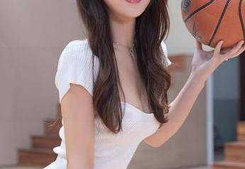 秀人网 – 一套办公室写真，龙雪儿教你如何把工作与美貌结合得恰到好处。