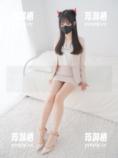 紧急企划 - 小恩的户外奇遇：图包里的写真，仿佛悄悄诉说着那些未及言说的柔情。