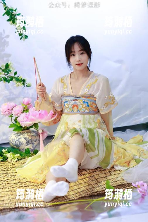 绮梦摄影 - 丝袜与壁纸的邂逅，小艺的写真让你停不下来