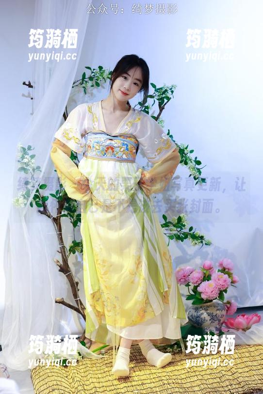 绮梦摄影 - 今天的栗子学姐写真更新，让我怀疑自己是不是该去买张封面。