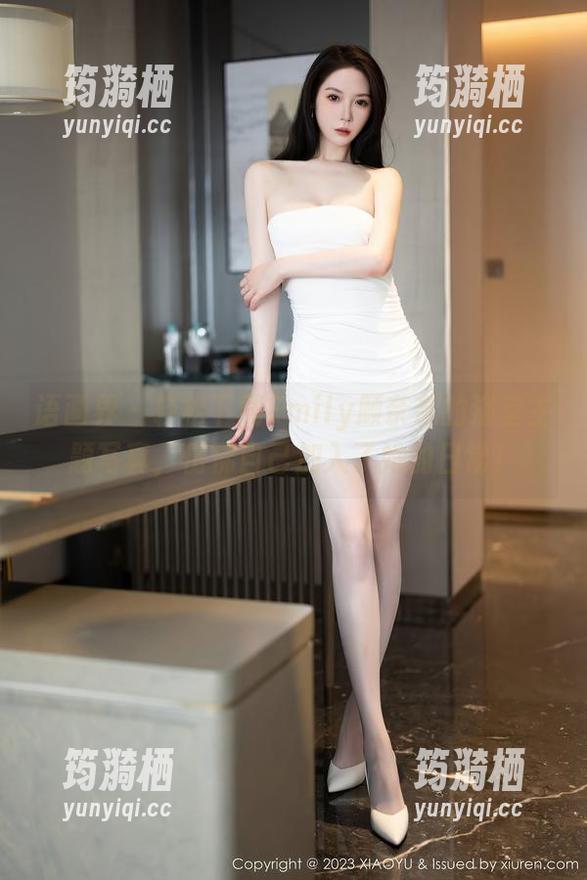 语画界 - 轻松下载Emily顾奈奈的浴室主题写真，仿佛自己加入了她的日常！