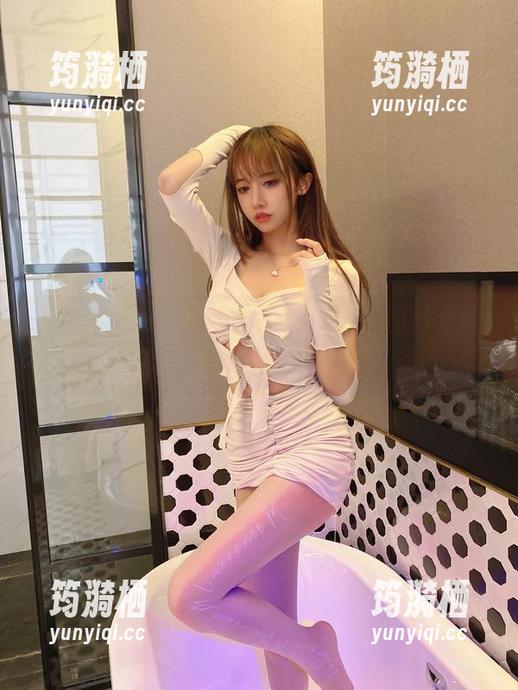当过期米线线喵穿上连体围裙，图片合集带你领略时尚新潮流！