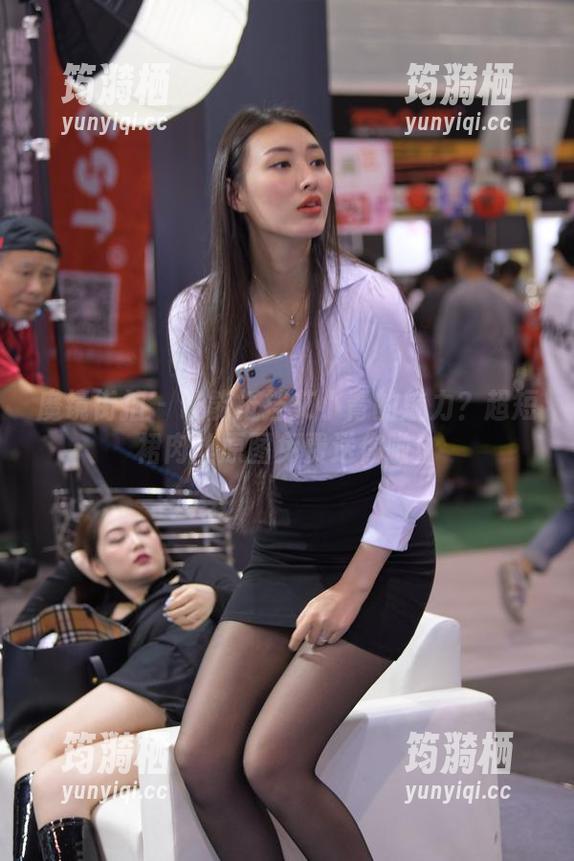 魔镜街拍 - 谁能抵挡艾小青的魅力？超短裙肉丝原图免费送你啦！