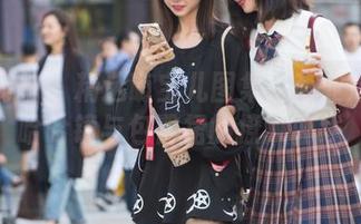 魔镜街拍 – 精选萌宝儿图集：商业广场的哈哈镜与包臀裙的撩人曲线