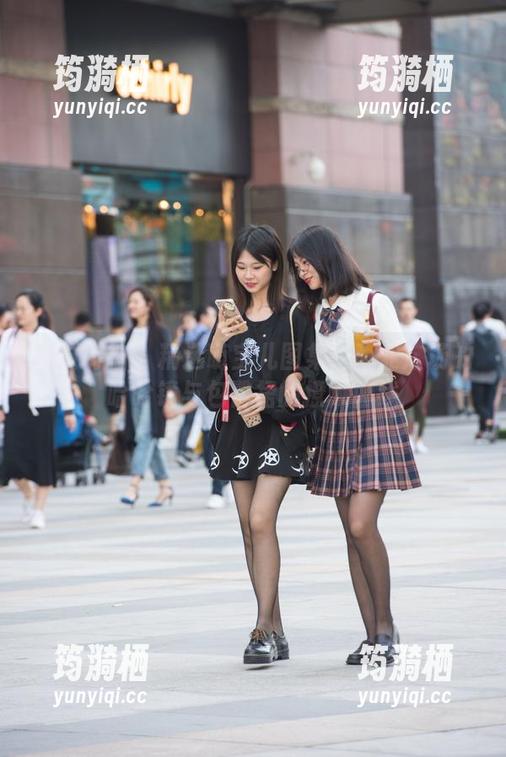 魔镜街拍 - 精选萌宝儿图集：商业广场的哈哈镜与包臀裙的撩人曲线