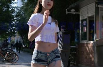 魔镜街拍福利与性感，聚焦这个紧致美臀少妇的作品