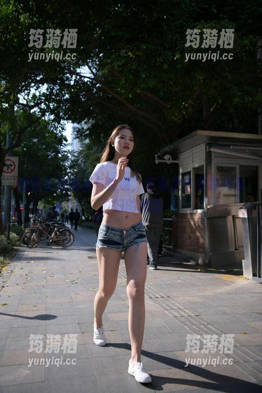 魔镜街拍福利与性感，聚焦这个紧致美臀少妇的作品